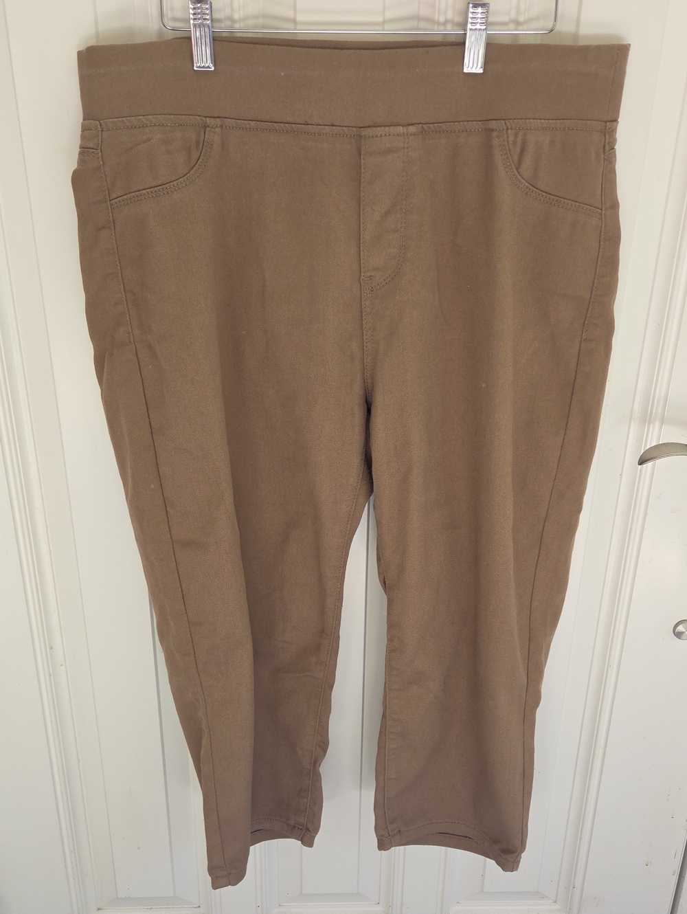 Avenue Denim Capri Tan Size 16